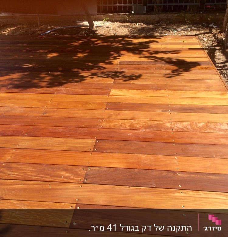 דק עץ חדש עם ברגים בשטח חיצוני